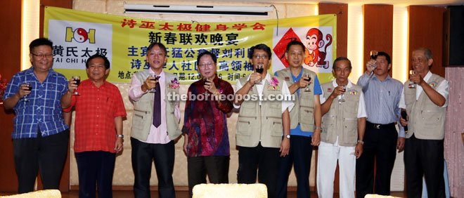 (From third left) Function organising chairman Loi Kwong Lee, Lau, Thai-Chi Physical Culture Society, Sibu chairman Bong Gwo Gang and others proposing a toast. 