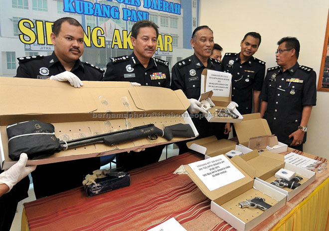 Zamri (second left) and his men show  the seized items from two police raids during a press conference at Kubang Pasu Police Headquarters in Kedah. — Bernama photo