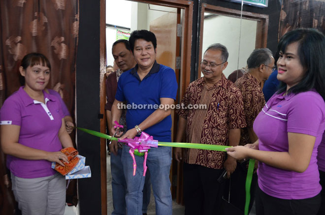 Rayong about to cut the ribbon to officially declare open Darasatha Beauty Centre and Saloon at Bandar Riyal in Kota Samarahan. Nana is on the left.
