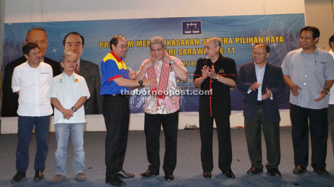 Entri (third left)  presenting a memento to Awang Tengah  while (from left)  Ripin, Paulus, Asfia, Nansian and  Dr Abdul Rahman look on at the closing ceremony of the Marudi election machinery seminar.