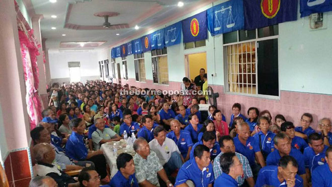 The large crowd that turned up at Rumah Michael Bangat, Sungai Kelabit, Bakong to listen to Penguang’s speech. Similar scenes are recorded during his visits to other longhouses.