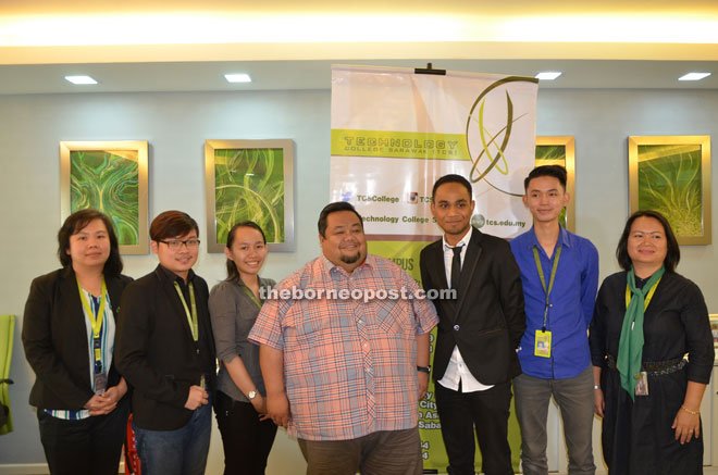 Azri Nor (centre) with the four students Teoh (second left), Wee (third left), Khairurani (second right) and Mohd Nazreen (third right) and a college staff.