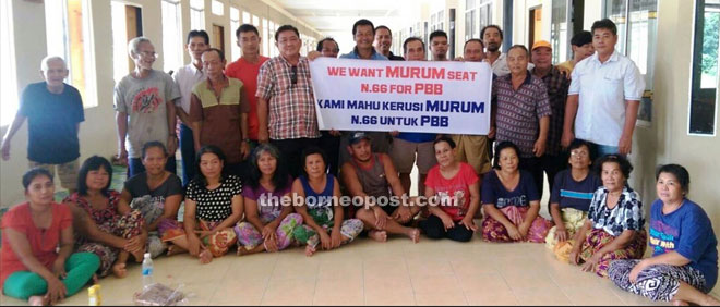 Buli (standing, second right), Elison (standing, fourth left) and other PBB Murum and Belaga branch members are seen holding a banner calling for Murum to be allocated to PBB. 
