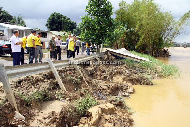 Dr Sim points to the riverbank erosion at Rantau Panjang. — Photo by Chimon Upon