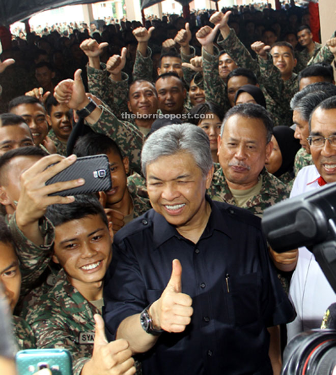 Ahmad Zahid giving the thumbs-up during a photo session with army personnel. — Photo by Chimon Upon