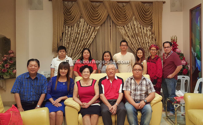 (Seated from right) Thng, Ling and wife Datin Doris Wong Siew Hong with members of NSJA who called on them on Wednesday. 