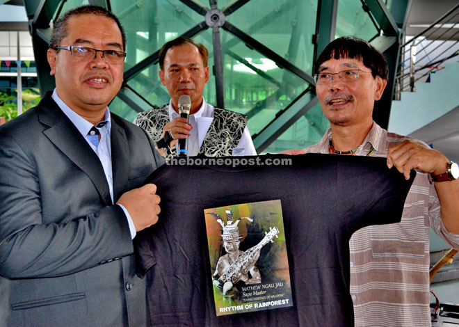 Mathew presents a memento  to Abdul Hakim (left). With them is Clement.