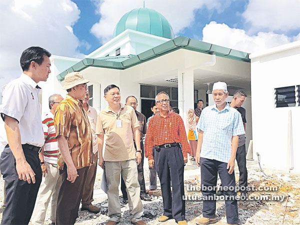 INTERAKSI: Wan Junaidi (dua kiri) diberi taklimat mengenai status pembinaan Surau Darul Hidayah di Kampung Cemerlang oleh Wong (tengah) sambil disaksikan Pengerusi Kejiranan Rukun Tetangga (KRT) Kampung Cemerlang Johari Abang (dua kanan).