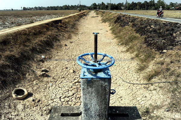 A water canal in Alor Setar was left dry as a result  of the hot and dry weather brought by El Nino. — Bernama photo