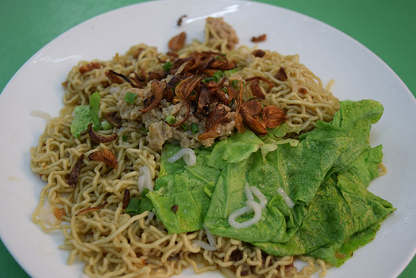 Most people come to enjoy healthy Kuching-style kolo mee at Warung 6.