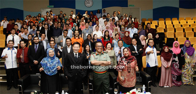 Kadim (second right, front row) with conference participants and Unimas staff.