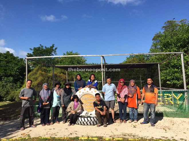 The teachers from SMK Batu Sapi and SMK Ulu Sugut who volunteered to clean the beach of Libaran Island. 