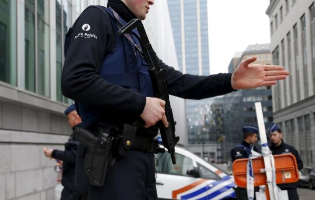Belgian police officers secure an access to the federal police headquarters in Brussels, March 19, 2016, after Salah Abdeslam, the most-wanted fugitive from November's Paris attacks, was arrested after a shootout with police in Brussels on Friday.    REUTERS/Francois Lenoir