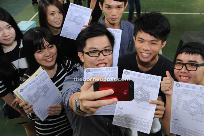 Alison Lai Zhi Jie capturing his happy moment through a selfie with his friends. 