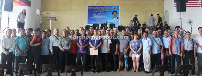 Dr Jerip (ninth left) with local community leaders and BR1M recipients in Bengoh state constituencies.