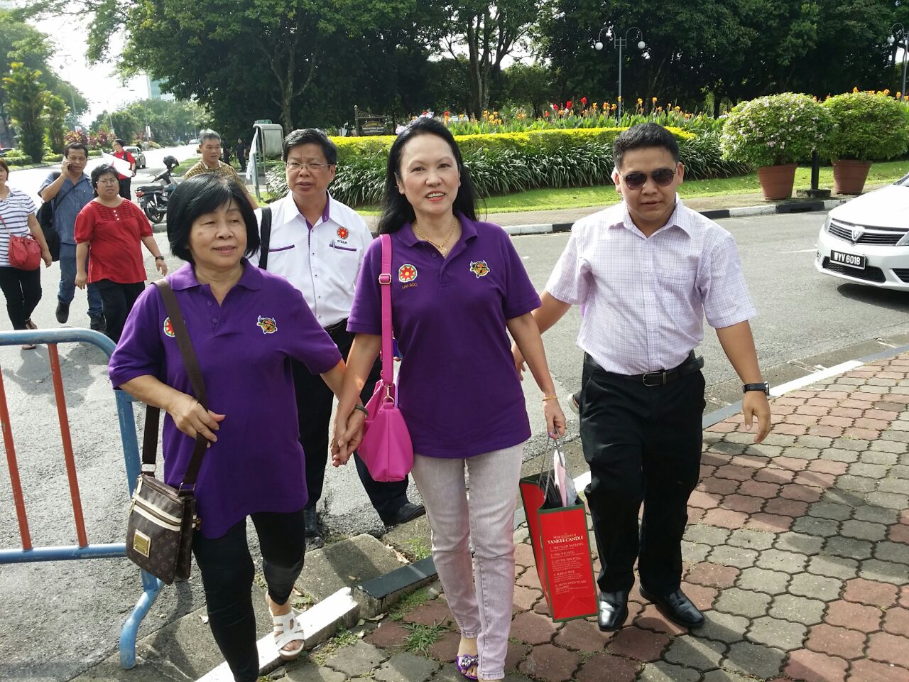 Star president Lina Soo arriving at around 9.10am at MBKS community hall with her supporters.