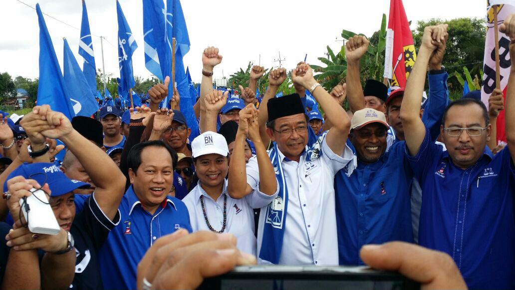 BN candidate for Asajaya Datuk Abdul Karim Hamzah and his supporters before entering the nominatiom centre. Also present was Second Finance Minister Ahmad Maslan and Dato Seri Zamry Abdul Kadir.