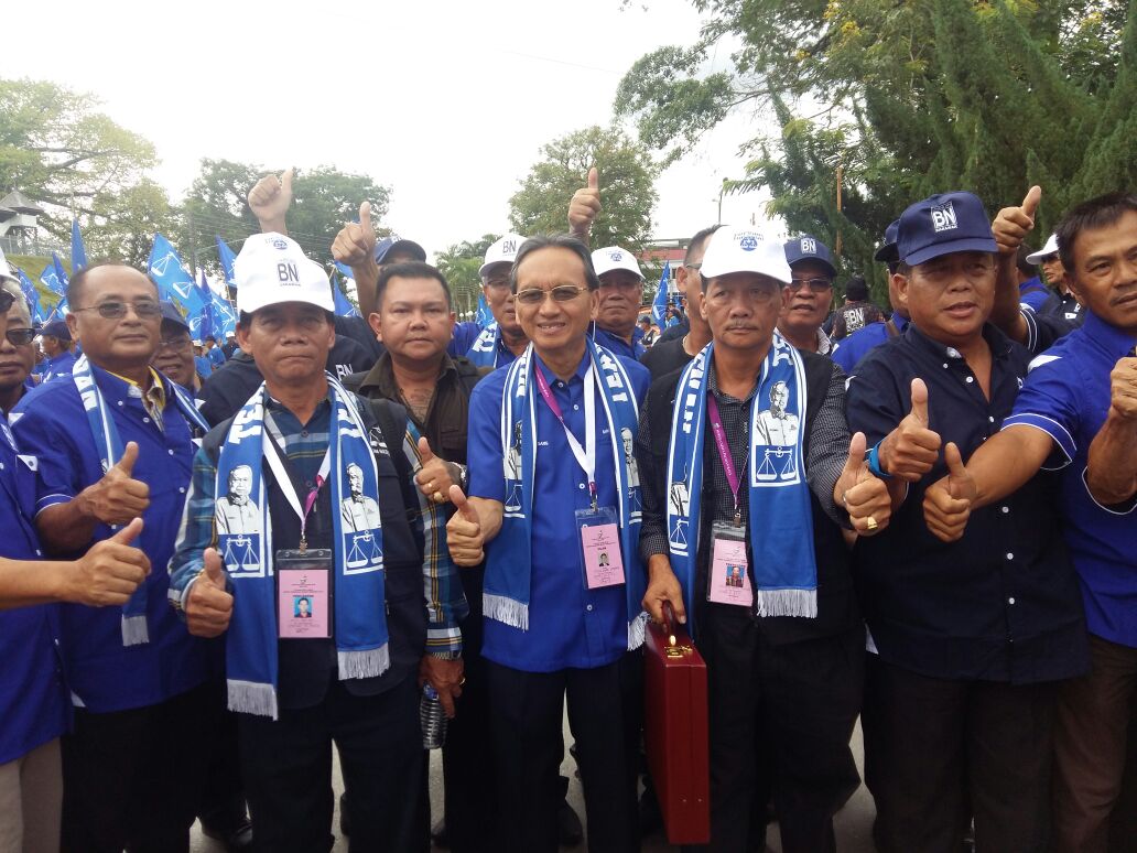 BN-PRS candidate Datuk Mong Dagang arrive at the nomination centre Sri Aman Resident Office at 9.05 am.