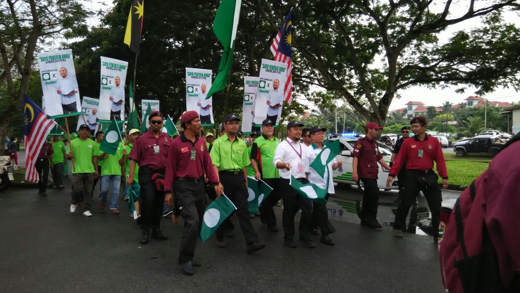 Parti Islam Se-Malaysia (PAS) candidate for Samalaju Zharudin Narudin,31, arrived at the nomination centre at BDA public library around 8.20am with his supporters.