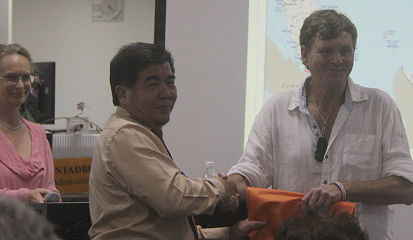 Ipoi (centre) presents a token of appreciation to Walker.  Looking on is Friends of Sarawak Museum executive director Louise Macul.