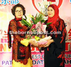 Jamilah (right) receiving a souvenir from Chong at the dinner on Friday night. — Photo by Chai Boon Tart