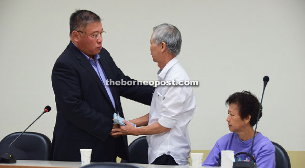 Tiong hands over a donation to Law’s parents and conveying Premier Najib’s condolences to them. 