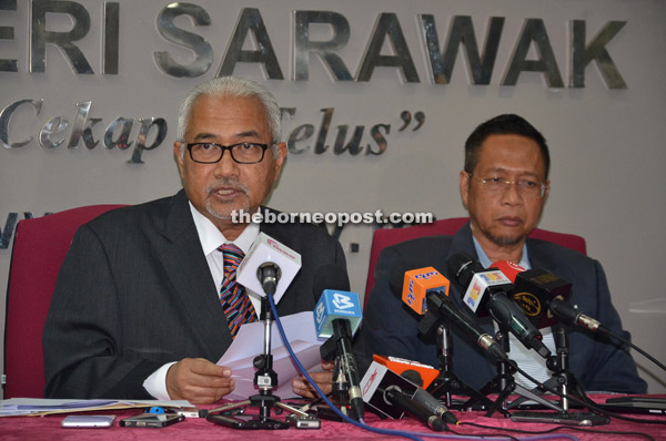 Hashim (left) at the press conference. With him is state EC director Datu Takun Sunggah.
