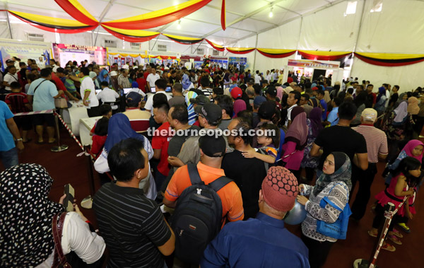This is part of the huge crowd at the finale of Sejiwa Senada in Metrocity Matang.  