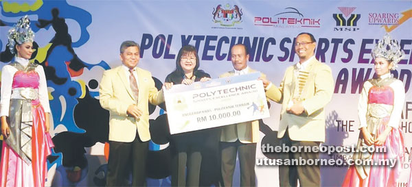 TAHINAH: Mary Yap (tiga kiri) menyampaikan wang tunai RM10,000 kepada penerima Anugerah Olahragawan Politeknik Malaysia.