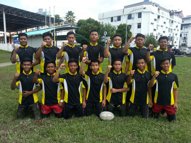The Sarawak team all geared up for a fiesty challenge at the 13th Cobras School 10s Rugby Championship in Shah Alam.