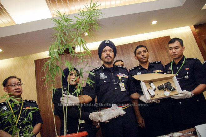 Amar (centre) shows the seized items at a press conference at the police headquarters in Kuala Lumpur. — Bernama photo 