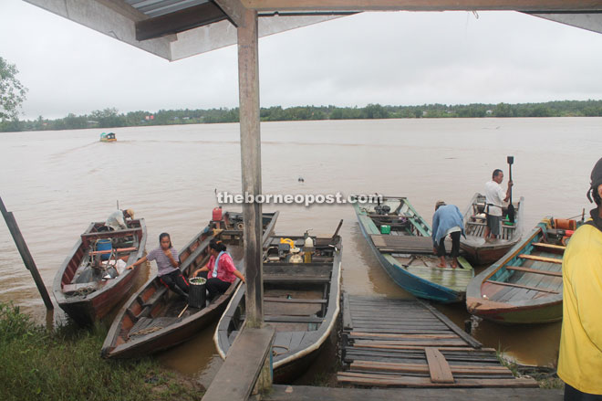 Boatmen attend to passengers in Kampung Perpat. This water taxi service is still in use in a number of villages in Kabong. 