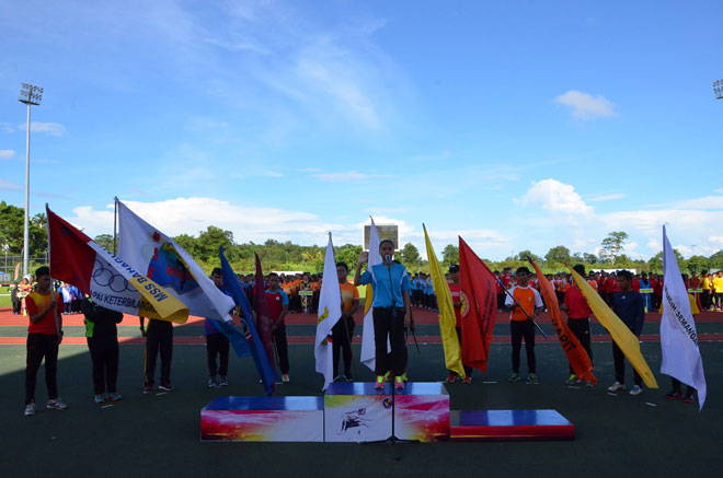 Captains leading all the athletes in taking the championship oath during the opening ceremony at Unimas Stadium on Tuesday.