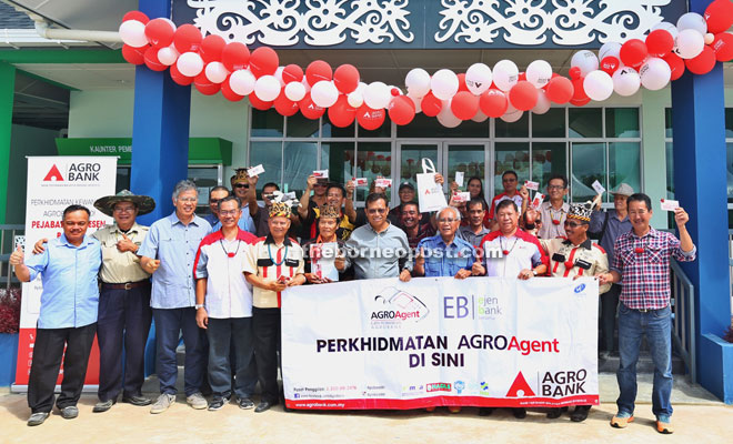 Ahmad Shabery (front row fifth right) and Deputy Chief Minister Datuk Patinggi Tan Sri Alfred Jabu Numpang (fourth right) with members of AgroBank and representatives from the Baram Area Farmers’ Organisation during a photo call after the opening of AgroAgent banking facility in Bario.