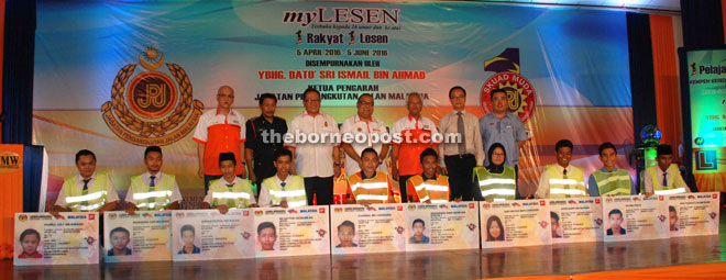 Ismail (standing third right) with Mohd Shuhaili (standing fourth right) and other distinguished guests posing with students and their replica ‘Driving License’.