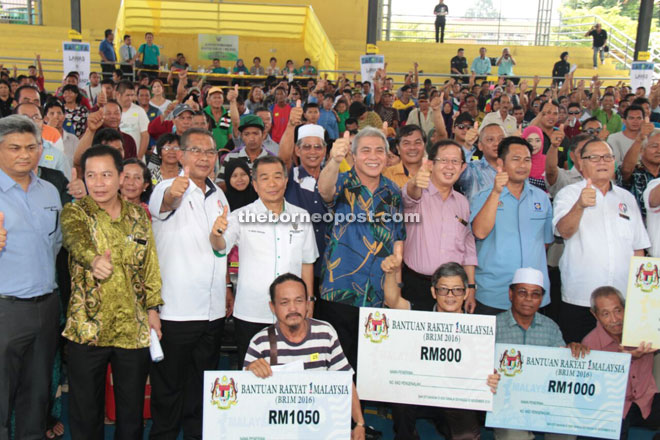Awang Tengah (5th left) with the BR1M recipients. 