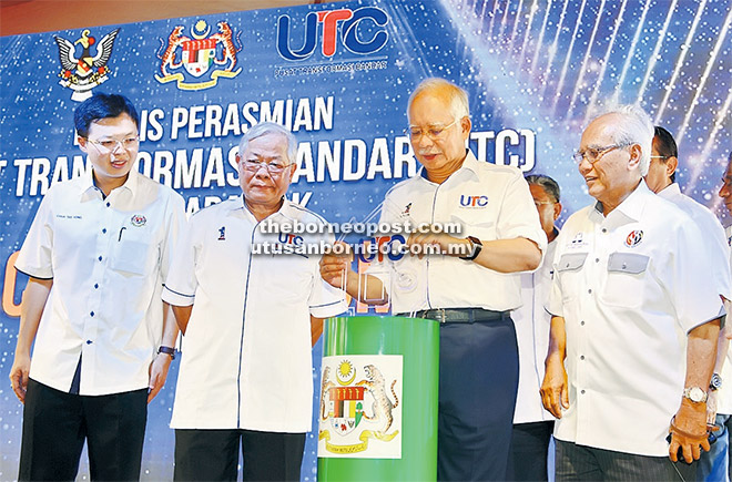 KEMUDAHAN RAKYAT: Najib merasmikan UTC Miri sambil disaksikan oleh Jabu (kanan), Manyin (tiga kanan) serta yang lain.