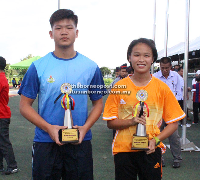 Best boy and girl athletes in the U18 age-group Johnny Ling Siew Hong and Mandy Goh Li.