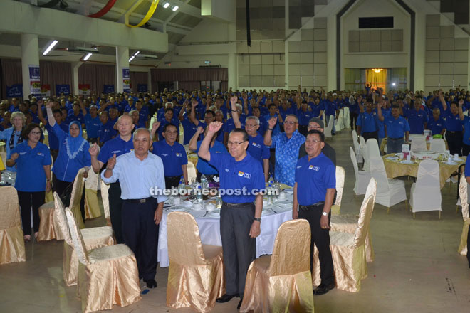 Talib (fourth right) leading his PBB Jepak election machinery in shouting the BN battle cry. 