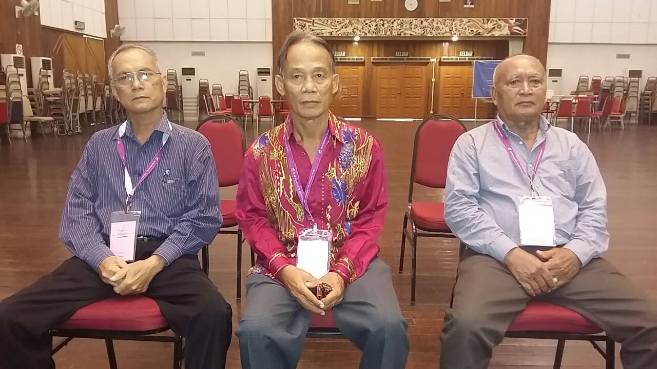 DAP candidate for Baleh, Agop Linsong (centre) with his proposer Seluat Anu (left) and seconder Langi Taboh (right) at Kapit Civic Centre nomination centre. The 69-year-old police pensioner arrived at the centre at about 8.30am.