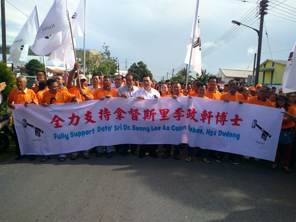 Dudong Constituency is a five-cornered fight among DAP incumbent Yap Hoi Liong, direct BN candidate Datuk Tiong Thai King, STAR candidate Mary Tiong, independent candidate Casper Kayo and independent candidate Dr Benny Lee, formerly SUPP member. Independent candidate Datuk Raymond Nanyang fails to turn up. Picture shows Lee arriving at the nomination centre in Tai Kwang School.