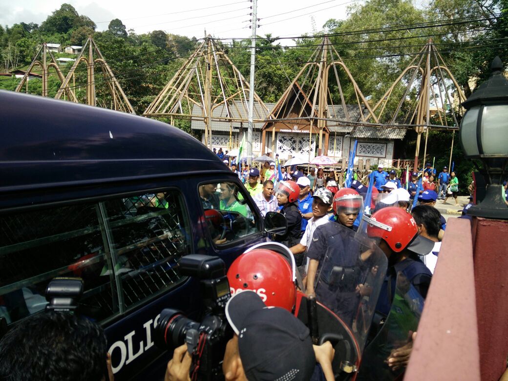 Disgruntled BN supporters caused a little bit of chaos at nomination centre for Baleh when DAP member from Subang Jaya, Yew Thai Ong entered the nomination centre.