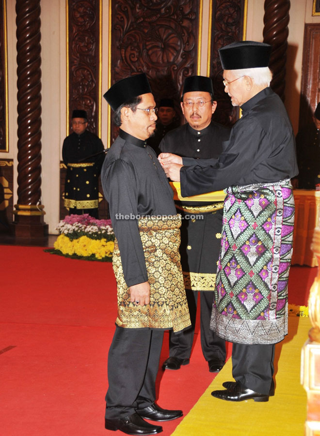 Taib pins the Darjah Pentadbiran Awam Pingat Perkhidmatan Bakti (PPB) on Dr Bolhan Budeng.