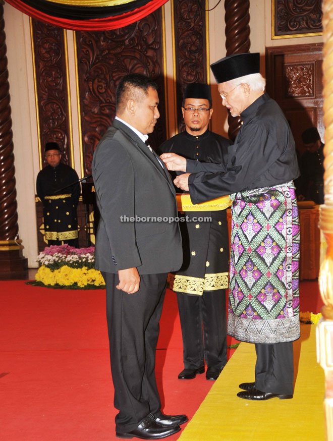 Koh Amid receives the Darjah Utama Yang Amat Mulia Bintang Kenyalang Sarawak Ahli Bintang Kenyalang (ABK) from Taib.