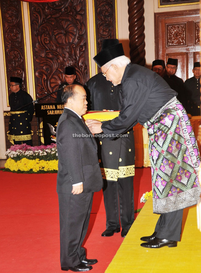 Taib confers Pentadbiran Awam Pingat Perkhidmatan Terpuji (PPT) on Sanais Daim.