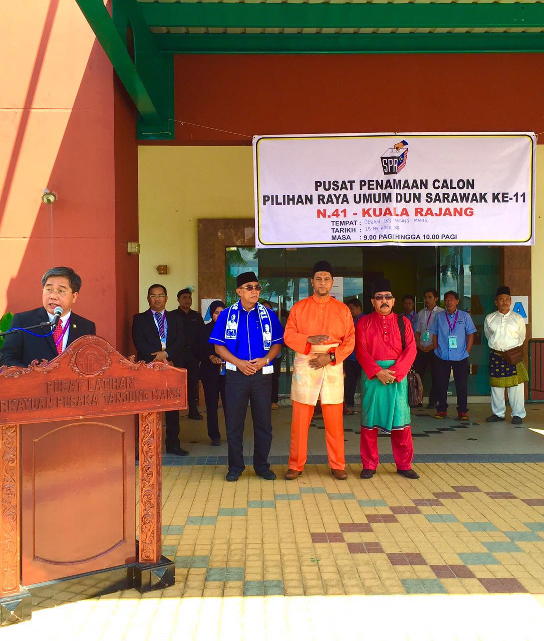 N.41 Kuala Rajang : Incumbent BN candidate Datu Len Talif Salleh to defend seat against two opponents. Sopian Julaihi (PAN) accompsnied by proposer, Awang Adeni Swang Undol & secondrr Saluhi Badoni arrived nomination centre (Dewan IKS Tg. Manis @ 9.05 am followed by independent candidate Asbor Abdullah accompanied by Dulhan Napui (proposer) & Wasli Zaini (seconder) @ 9.10 am. Len accompanied by Attar Salleh (proposer) & Awang Mohamad Umar Ali Awang Mahran (seconder) arrived 5 minutes later. Photo : from left : Len, Sopian & Asbor