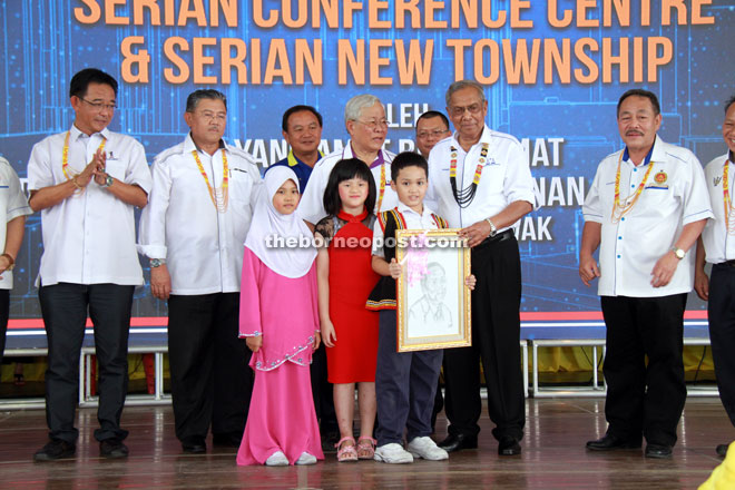 Adenan receives a portrait of himself drawn by pupils of SJK Chung Hua.