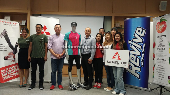 Song (third left) together with official partners pose with a mannequin showcasing tHe Spring’s Live Active Run 2016 running T-shirt.