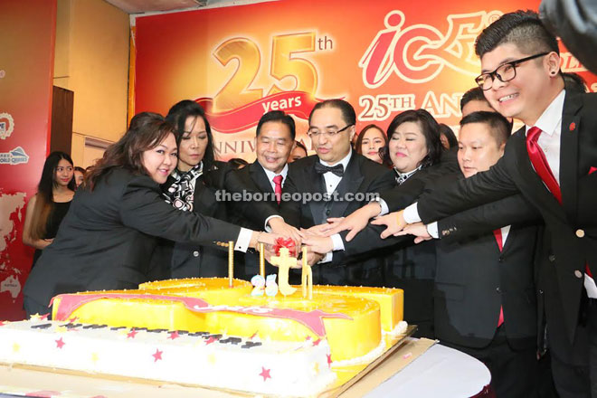 Lim (centre) and other distinguished guests cut Ice Holiday’s 25th anniversary cake. 
