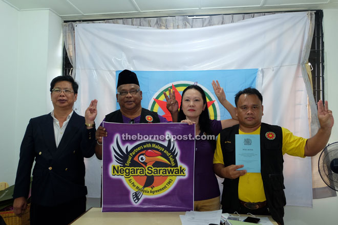 Mura (second left) together with (from right) Buln, Soo and Teo pledge to serve the people of Sarawak.